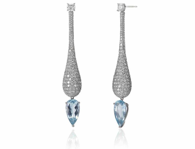 Серьги Drops of Grace с аквамарином. Изготовлены вручную из 18-каратного белого золота и инкрустированы натуральными белыми бриллиантами общим весом около 9 карат. Серьги украшены драгоценными аквамаринами общим весом около 6 карат