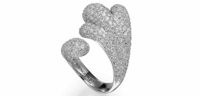 Кольцо Lumen of Grace, изготовленное вручную из 18-каратного белого золота, инкрустировано белыми бриллиантами общим весом 2,2 карата 