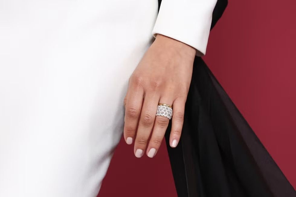 Зендея сняла помолвочное кольцо, но оставила тонкое золотое обручальное кольцо на левой руке