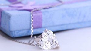 Какое украшение с фианитами выбрать в подарок