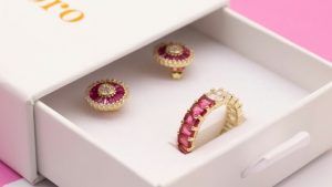 Ювелирный подарок на 15000 рублей: 5 лучших идей с натуральными камнями