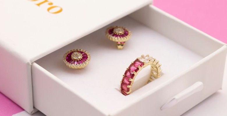 Ювелирный подарок на 15000 рублей: 5 лучших идей с натуральными камнями