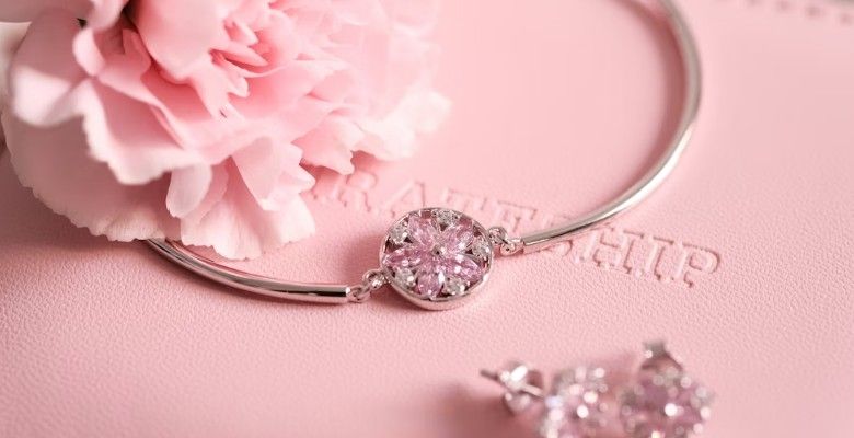 Ювелирный подарок на 5000 рублей: 5 лучших идей с натуральными камнями