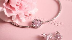 Ювелирный подарок на 5000 рублей: 5 лучших идей с натуральными камнями