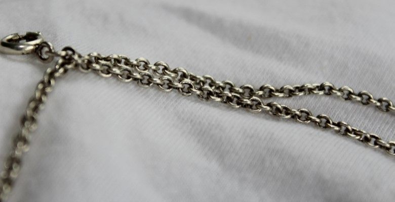 Почему на цепочке появились черные пятна и как их убрать