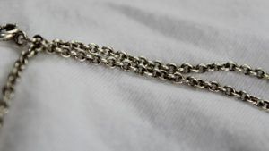 Почему на цепочке появились черные пятна и как их убрать