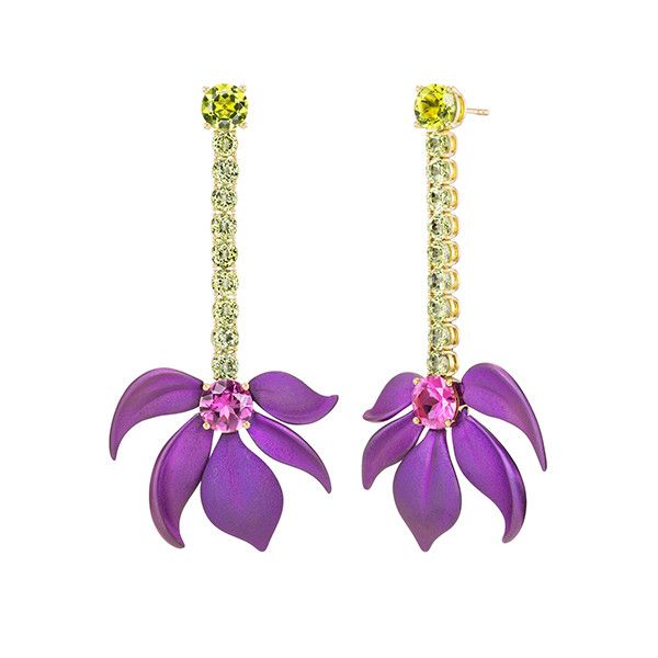 Серьги Marama (в переводе с языка маори: «Луна») от Emily P. Wheeler из желтого золота 18 карат и титана с перидотом 11,01 карата и турмалином 3,12 карата 