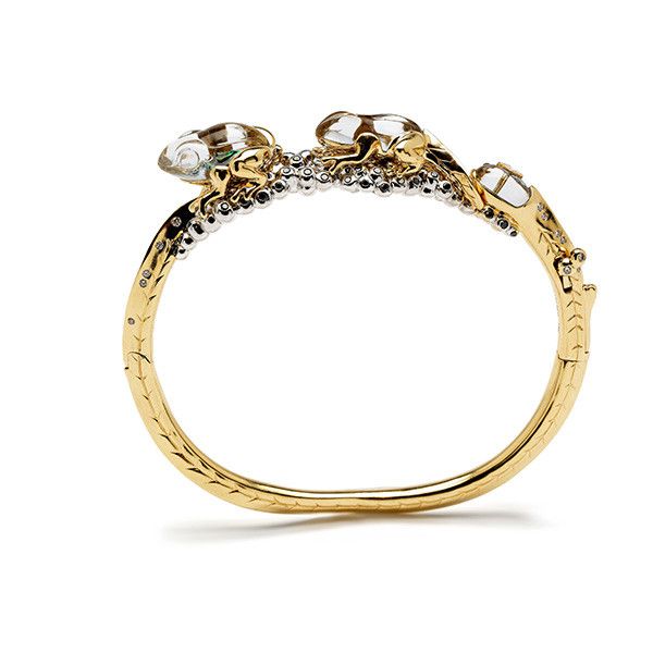 Браслет Tadpole-to-Frog («От головастика к лягушке») от Bibi van der Velden из 18-каратного желтого золота с белыми и черными бриллиантами, горным хрусталем и перламутром