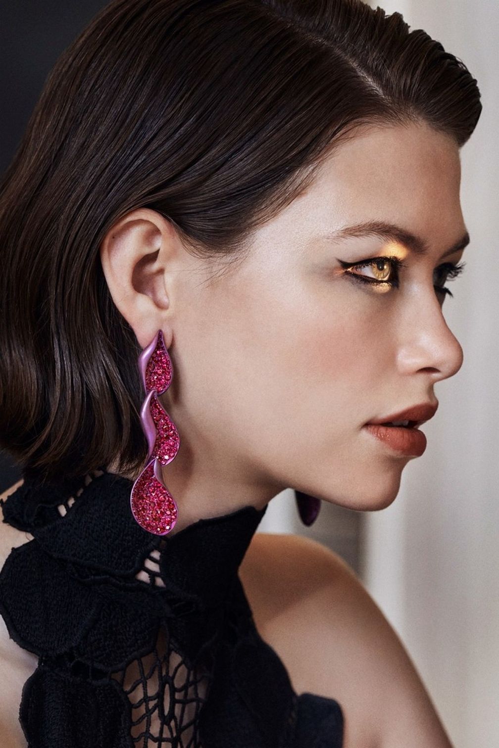 Серьги Rosa Petula («Роза Петула») от Adam Neeley из титана и розового золота с рубинами