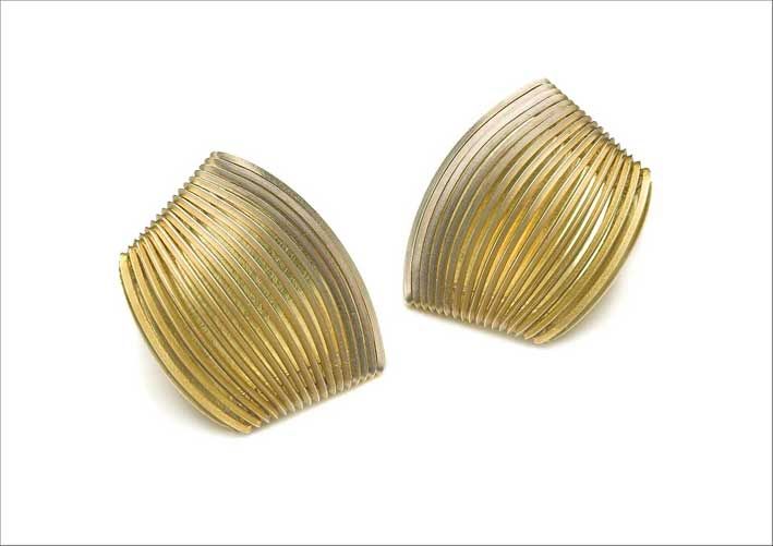 Серьги из желтого и белого золота от Эндрю Лэмба. Фото: Джоэл Деген