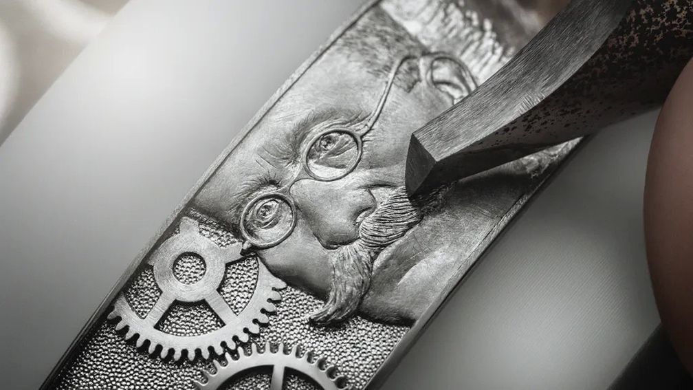 На боковой стороне платинового корпуса выгравированы вручную изображения основателей компании и ее мастерских. Предоставлено Audemars Piguet