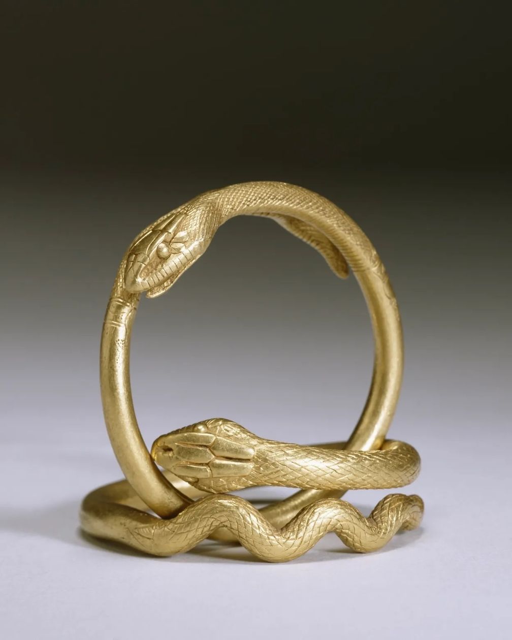 Бриллиантовый браслет на предплечье – главный элемент весеннего стиля, ч. 1