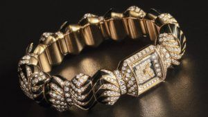 Cartier представляет новые модели часов с изящными силуэтами