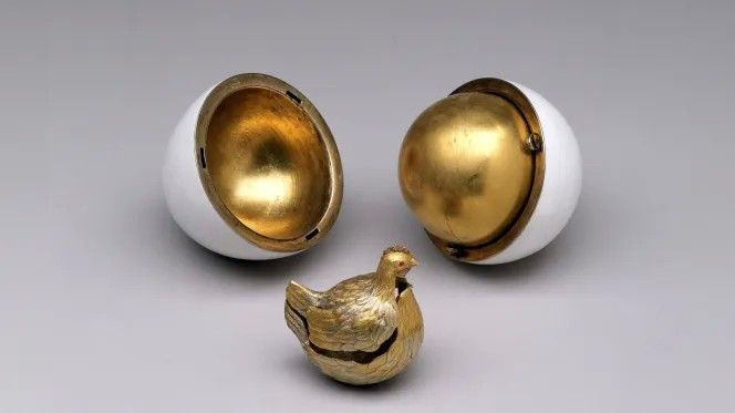 Яйцо «Курочка», 1885 год. Фото: The Forbes Collection Яйцо «Курочка», 1885 год. Фото: The Forbes Collection