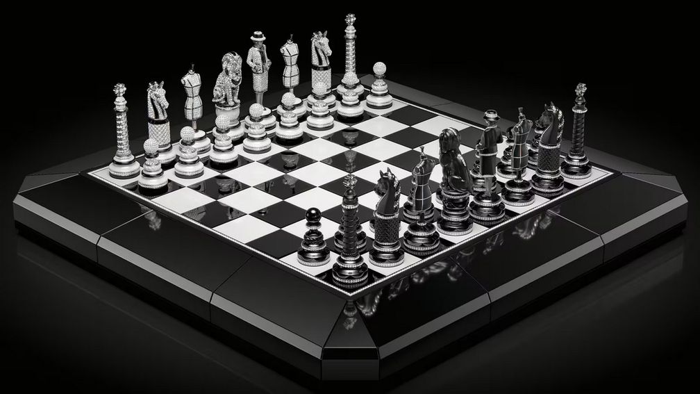 Особенно выделяется в коллекции шахматная доска в стиле высокого часового искусства, где Габриэль Шанель изображена в образе королевы (ферзя). Под бело-черным керамическим основанием находится циферблат часов