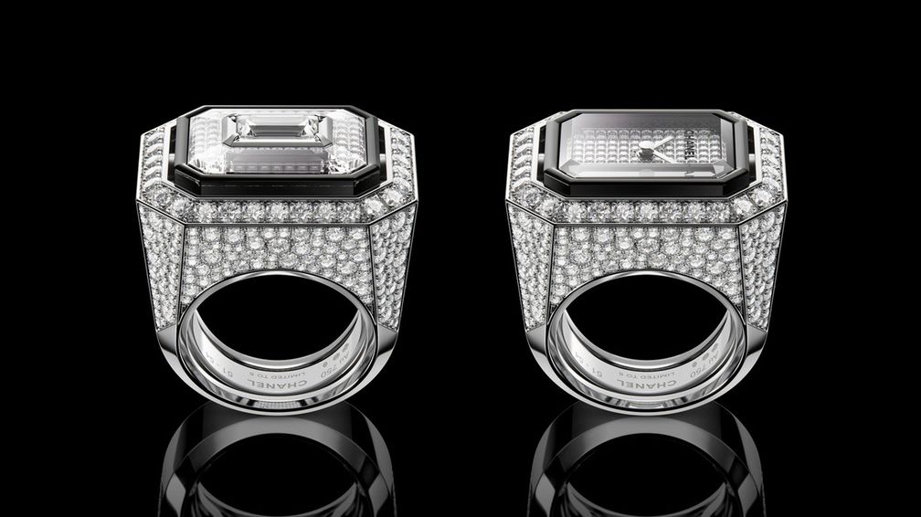 Кольцо Première Coco Game из 18-каратного белого золота переворачивается, открывая либо циферблат часов, либо бриллиант багетной огранки весом 0,90 карата в сапфировом стекле