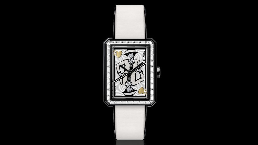 Коко Шанель — дама червей на часах Boy-Friend Coco Game с белым ремешком из телячьей кожи с отделкой из черной лакированной кожи