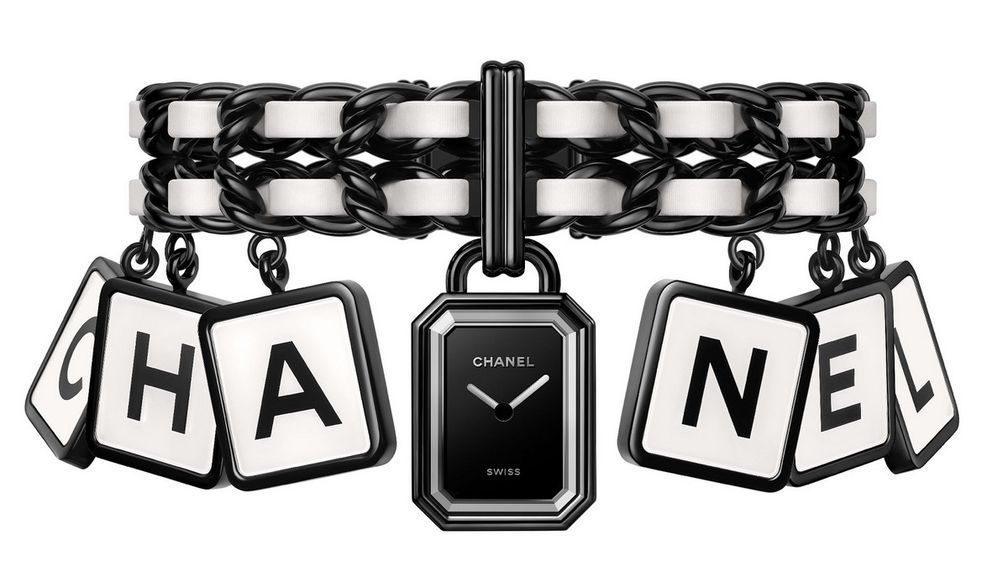 Браслет Première Coco Game украшен шестью подвесками в виде букв, образующими слово «Chanel», и подвеской-часами в центре