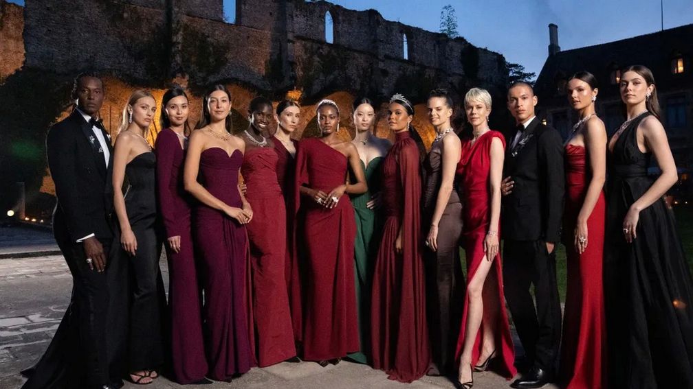 Модели демонстрируют ювелирные украшения от Chaumet в отеле Abbey des Vaux de Cernay. Фото: Жан Пикон / Фото предоставлено Chaumet