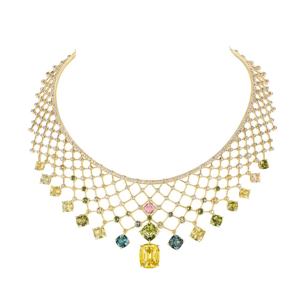 Колье Verbena Bouquet («Букет вербены») из желтого золота с желтым сапфиром огранки подушка весом 5,11 карата, 16 цветными сапфирами огранки подушка из Цейлона и Мадагаскара общим весом 35,76 карата, а также круглыми цветными сапфирами и бриллиантами бриллиантовой огранки. Фото предоставлено Chaumet