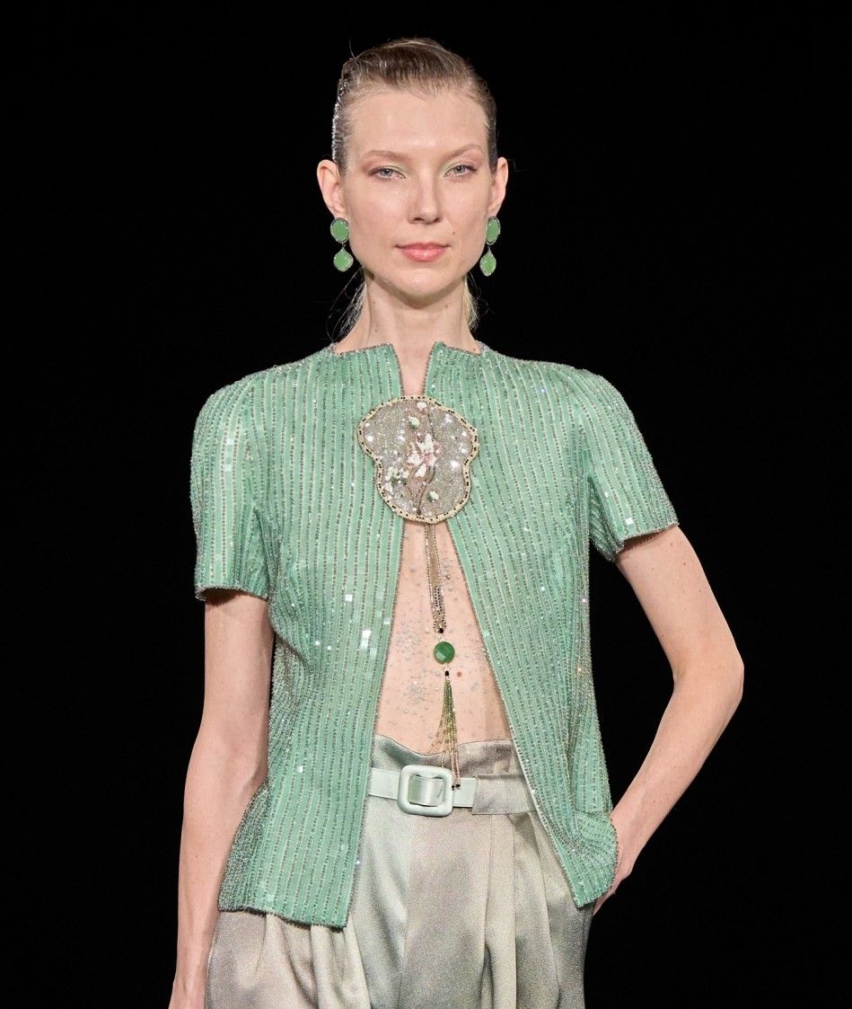 Брошь в форме веера с длинной кисточкой, украшенная крупным искусственным нефритом, изготовлена в ателье высокой моды Armani. Фото: Исидор Монтаг / Gorunway.com.