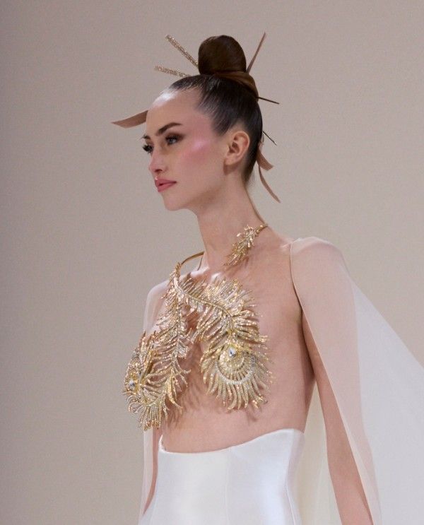 «Наши мастера искусно используют ювелирные материалы в платьях», — говорит дизайнер Тамара Ральф. Фото: RVZ