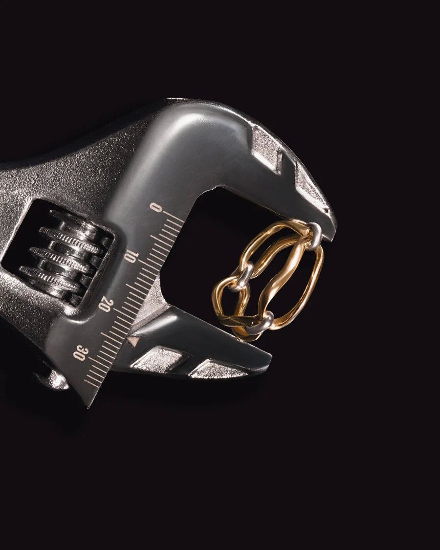 Бернард Джеймс описал это кольцо из коллекции Crushed Link как «искаженные звенья, соединенные в непрерывную полосу» (все фото предоставлены Bernard James)