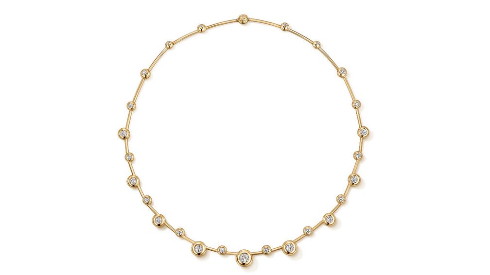 Колье Dream представляет собой переосмысление бриллиантового колье-ривьеры и имеет застежку, позволяющую менять его длину. Оно украшено бриллиантами огранки радиант общим весом 4,10 карата в оправе из 18-каратного желтого золота 