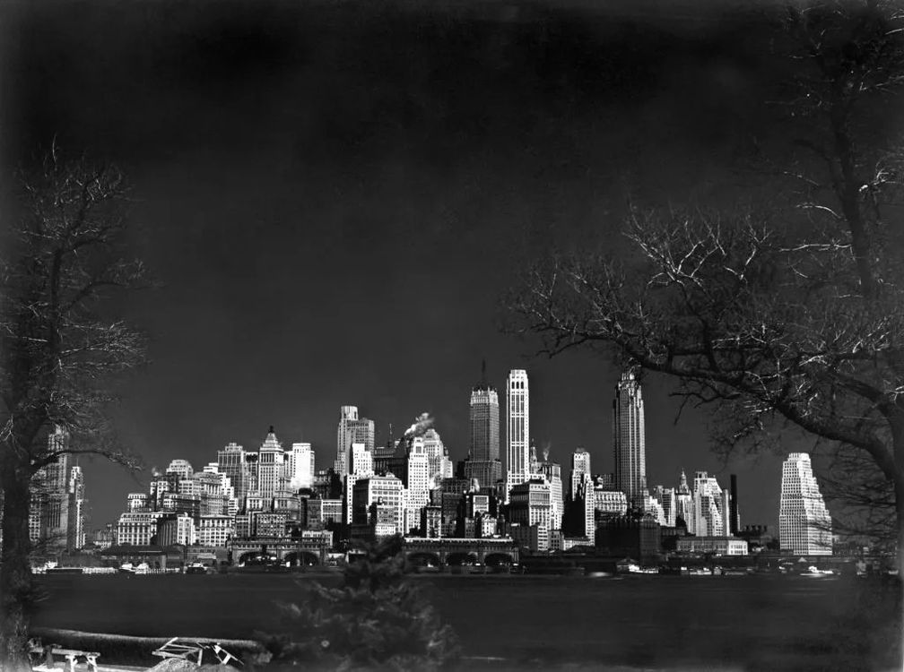 Инфракрасное изображение южного горизонта Манхэттена, снятое с форта Джей на острове Говернорс, Нью-Йорк, середина-конец 1930-х годов. Фото: Underwood Archives / Getty Images