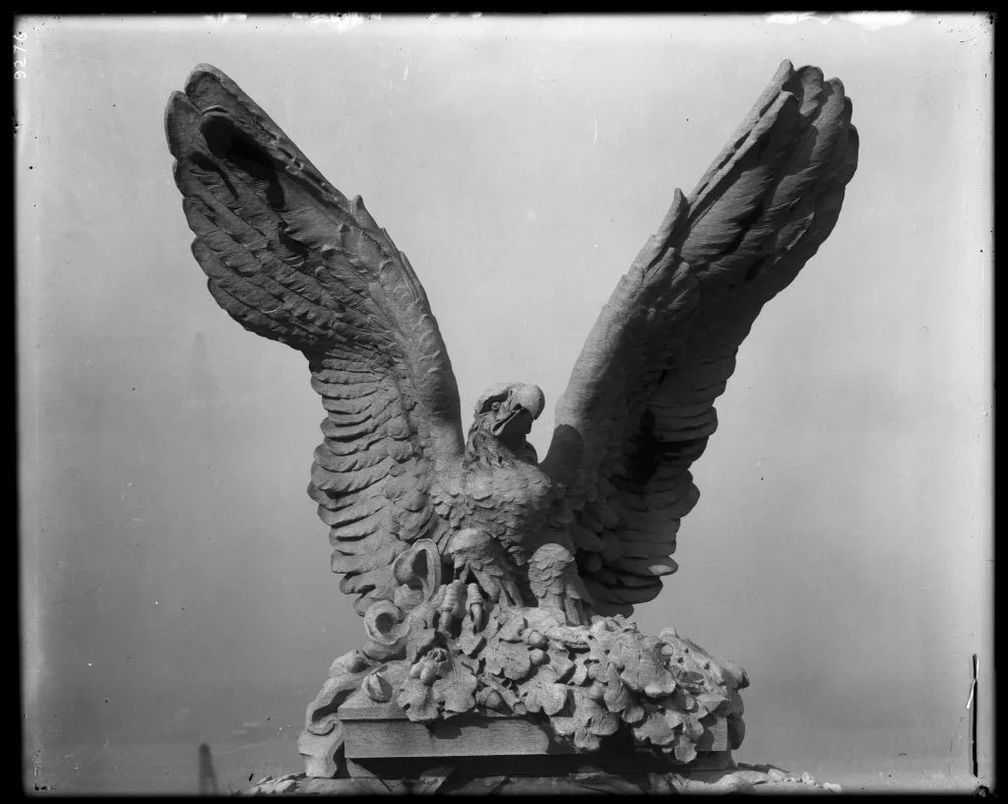 Статуя орла, Нью-Йорк, начало XX века. Фото: Уильям Дж. Роге / The New York Historical / Getty Images