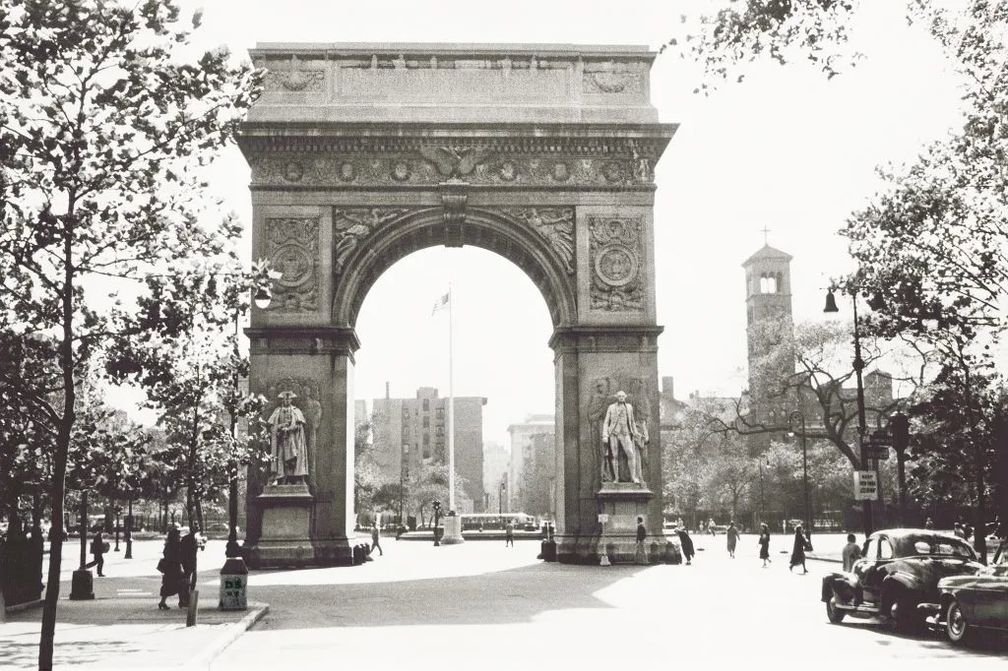 Арка Вашингтон-сквер, Гринвич-Виллидж, Нью-Йорк. Анджело Риццуто, коллекция Энтони Энджела, октябрь 1953 года. Фото: Universal History Archive / Universal Images Group via Getty Images Арка Вашингтон-сквер, Гринвич-Виллидж, Нью-Йорк. Анджело Риццуто, коллекция Энтони Энджела, октябрь 1953 года. Фото: Universal History Archive / Universal Images Group via Getty Images