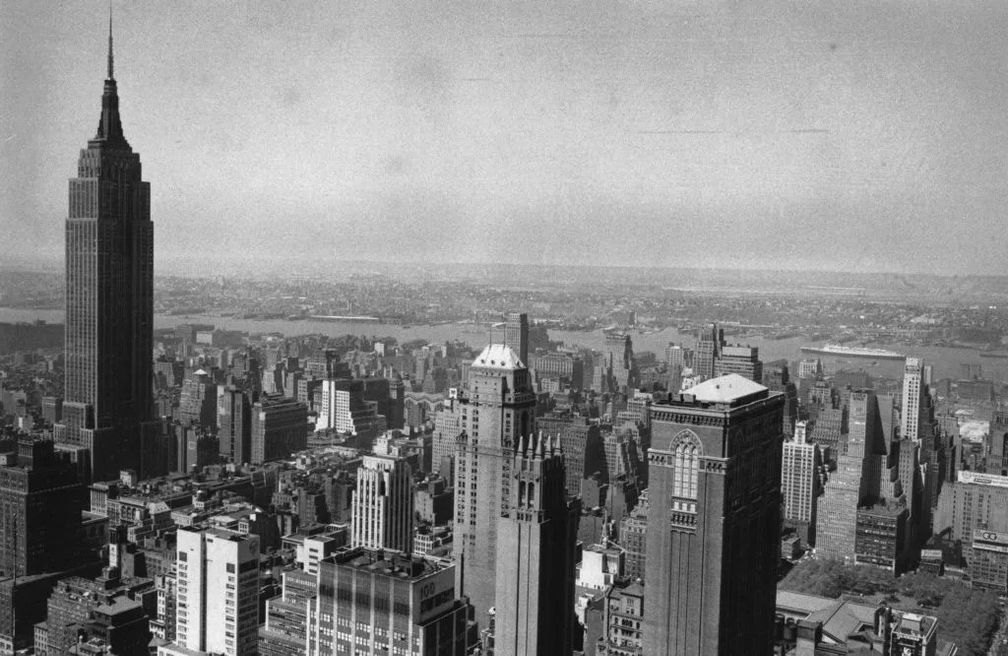 10 мая 1962 года: Эмпайр-стейт-билдинг возвышается над горизонтом Нью-Йорка. Фото: Уильям Лавлейс / Daily Express / Hulton Archive / Getty Images 10 мая 1962 года: Эмпайр-стейт-билдинг возвышается над горизонтом Нью-Йорка. Фото: Уильям Лавлейс / Daily Express / Hulton Archive / Getty Images