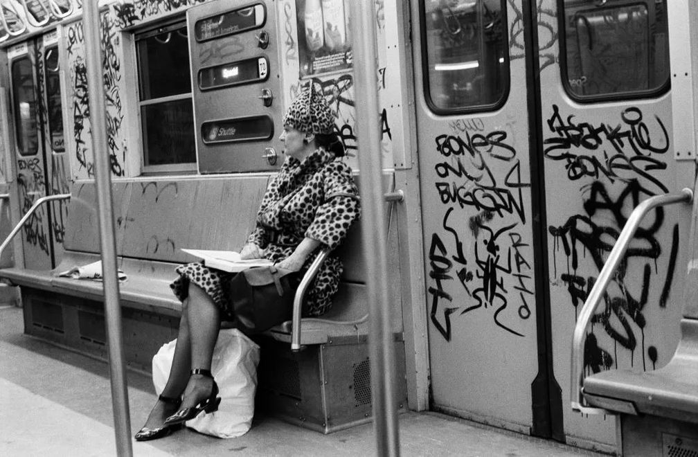 Портрет женщины в одежде с леопардовым принтом, сидящей в вагоне метро, покрытом граффити, Нью-Йорк, 1987 год. Фото: Рита Баррос / Getty Images Портрет женщины в одежде с леопардовым принтом, сидящей в вагоне метро, покрытом граффити, Нью-Йорк, 1987 год. Фото: Рита Баррос / Getty Images