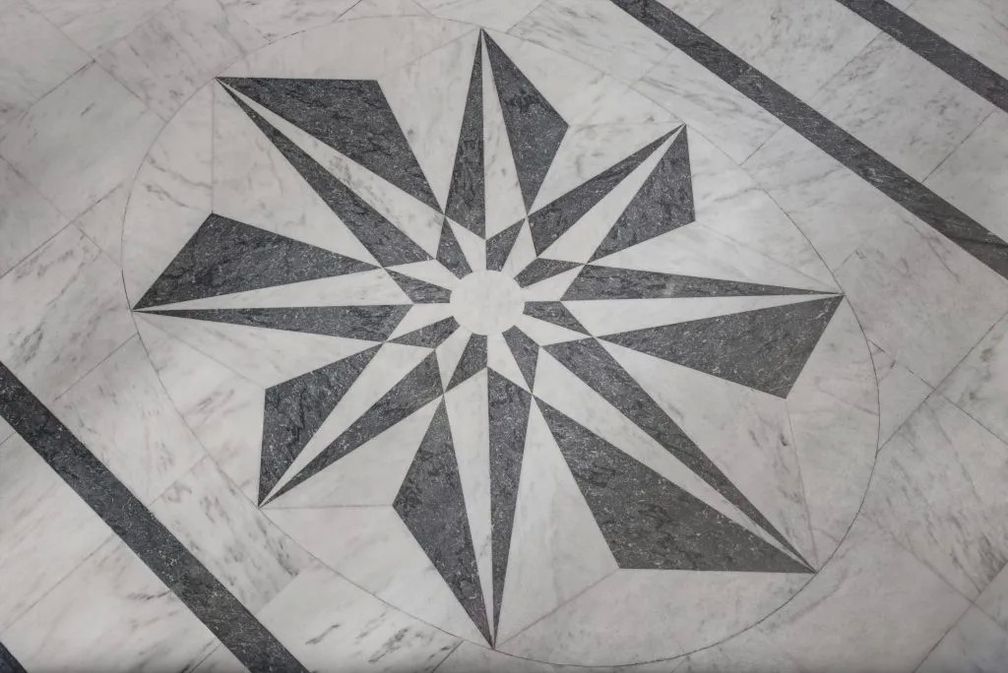 Детали мраморного маркетри во флагманском салоне Harry Winston на Пятой авеню в Нью-Йорке. Фото: Harry Winston Детали мраморного маркетри во флагманском салоне Harry Winston на Пятой авеню в Нью-Йорке. Фото: Harry Winston