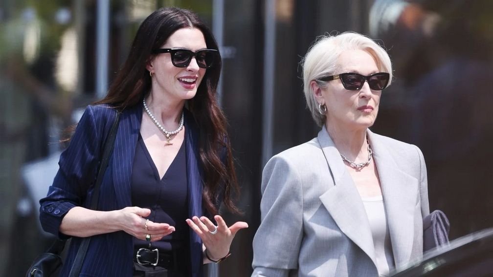 На съемочной площадке фильма «Дьявол носит Prada 2»: Энди Сакс (Энн Хэтэуэй) носит украшения от Jemma Wynne и Marlo Laz, а Миранда Пристли (Мерил Стрип) — украшения от Briony Raymond