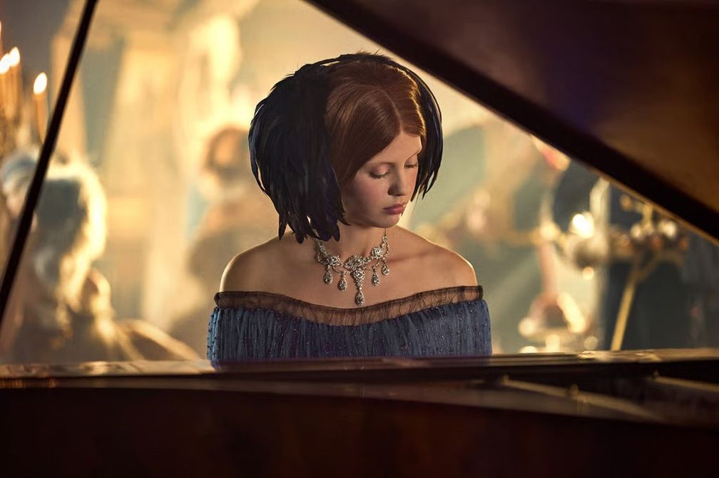 Миа Гот в роли Элизабет в украшениях от Tiffany & Co. в фильме «Франкенштейн». Фото: Netflix