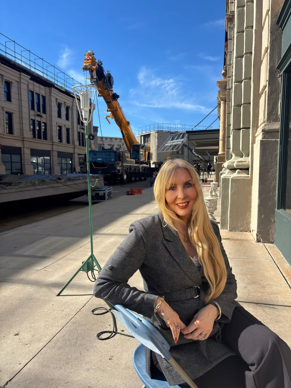 Кэтрин Вандервин на съемочной площадке студии Warner Bros. 