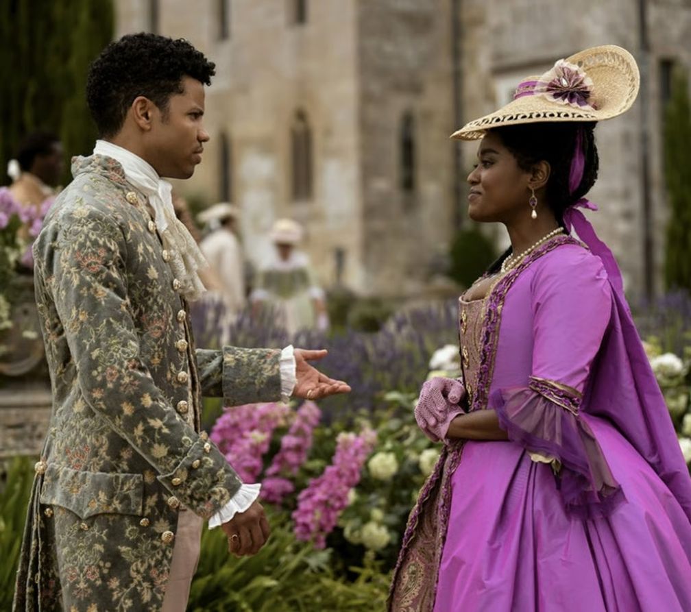 Арсема Томас в роли юной леди Дэнбери носит жемчужное ожерелье от Autore в сериале «Королева Шарлотта: История Бриджертонов»