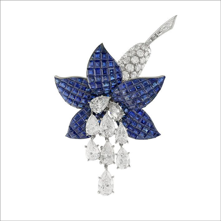 Брошь в форме фуксии от Van Cleef & Arpels с бриллиантами и сапфирами в невидимой оправе (Mystery Set)