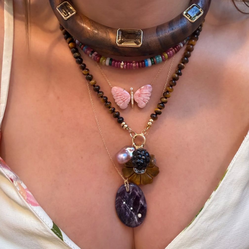 Колье-воротник от Jen Proudman Jewelry в сочетании с другими украшениями