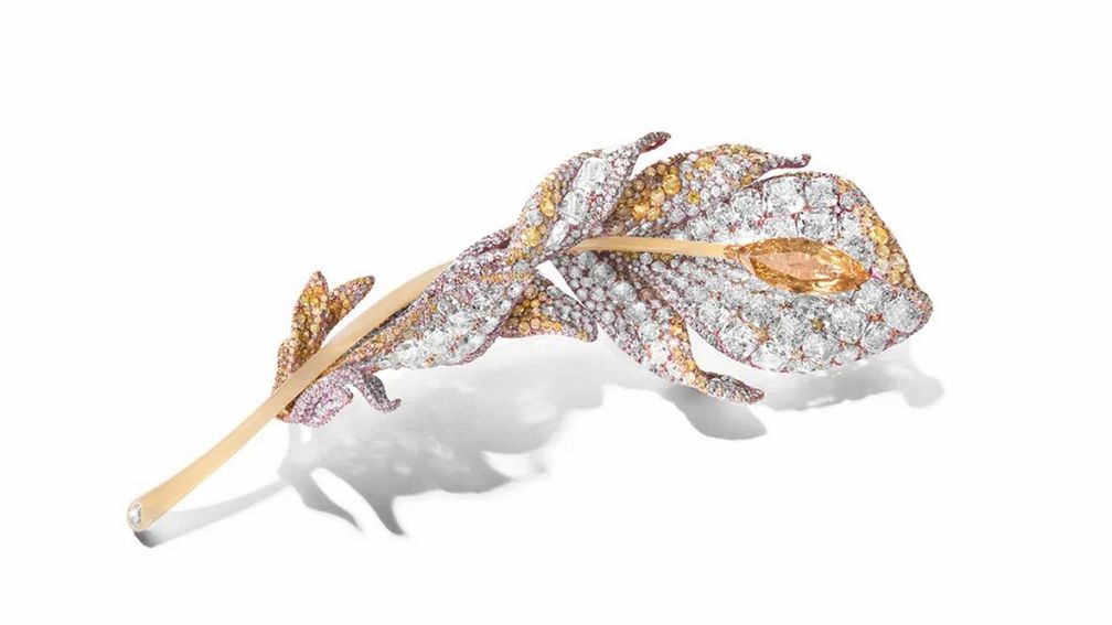 Брошь Feather («Перо») от Синди Чао с ослепительным бриллиантом весом в четыре карата в центре. Предоставлено: Cindy Chao