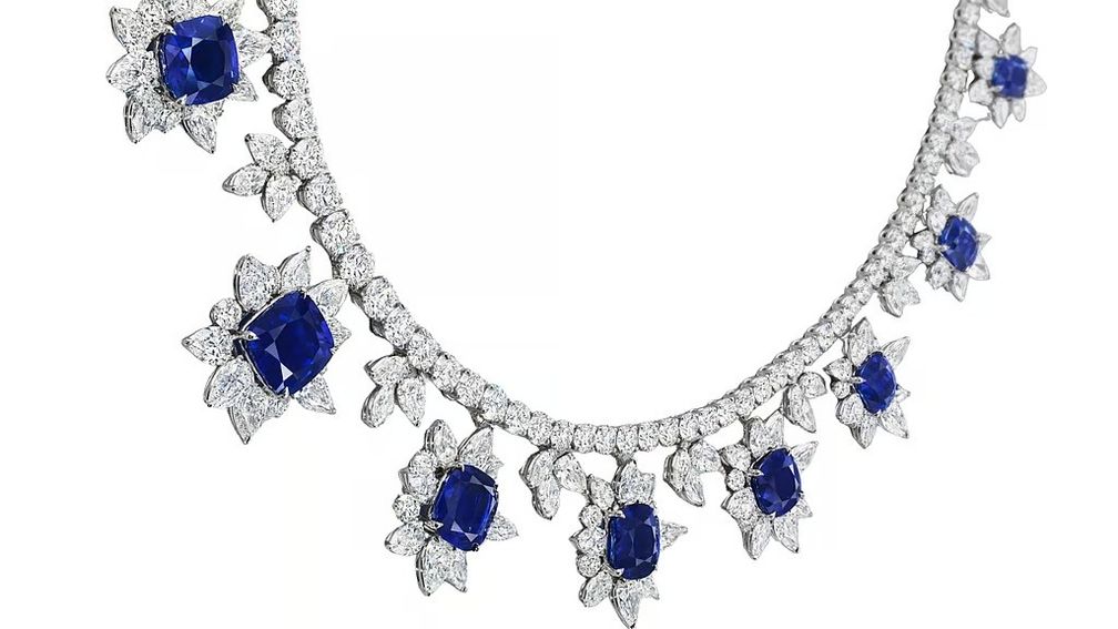 Большинство кашмирских сапфиров, поступающих сегодня на рынок, происходят из старых запасов или представляют собой камни, найденные местными жителями. Фото: Christie's