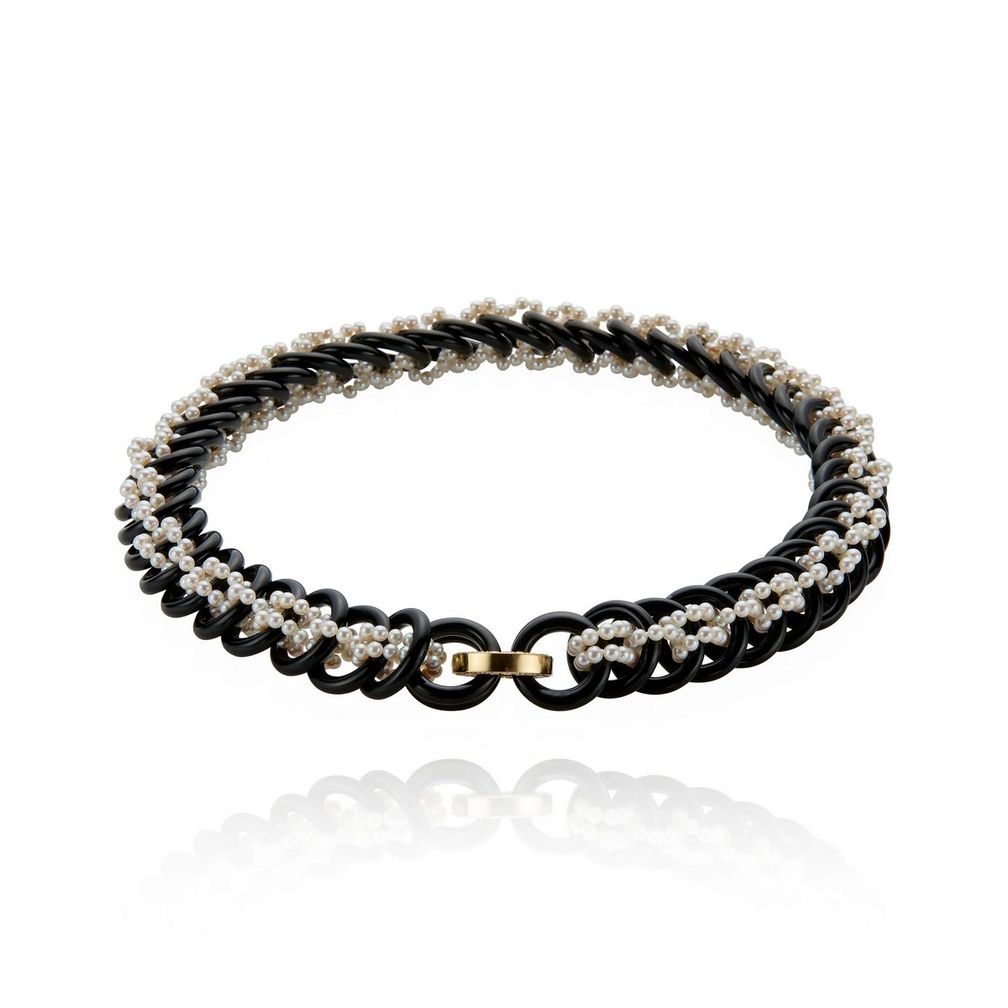 Ожерелье Eclipse («Затмение») от Melanie Georgacopoulos из 18-каратного желтого золота с ониксом, пресноводным жемчугом и бриллиантами общим весом 2,89 карата