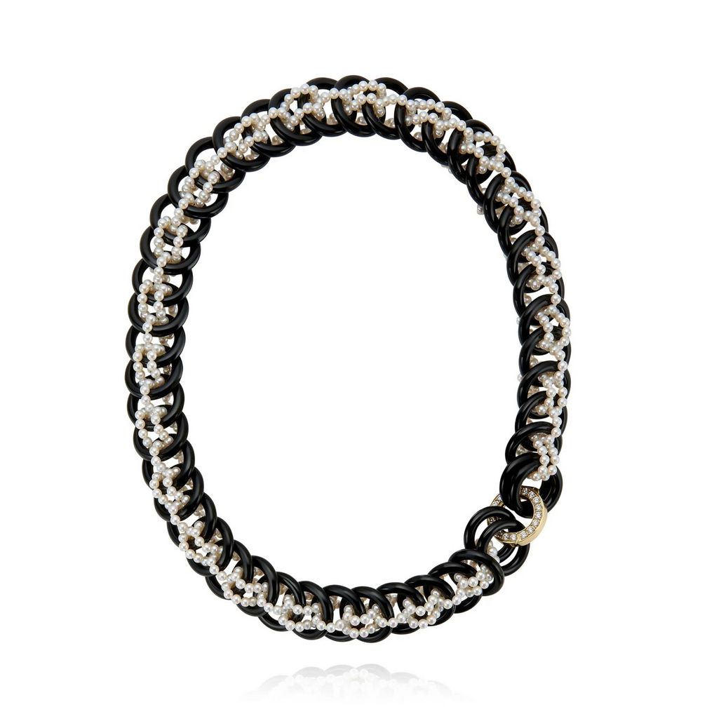 Ожерелье Eclipse («Затмение») от Melanie Georgacopoulos из 18-каратного желтого золота с ониксом, пресноводным жемчугом и бриллиантами общим весом 2,89 карата