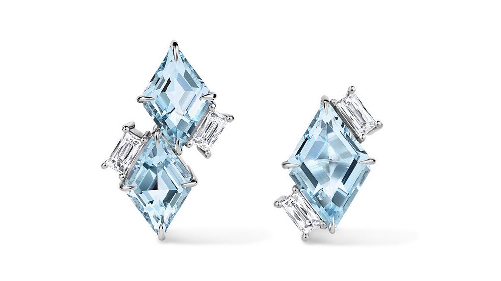 Серьги Shooting Star («Падающая звезда»), изготовленные из 14-каратного белого золота с родиевым покрытием, украшены аквамаринами из Мадагаскара огранки воздушный змей и бриллиантами огранки багет Серьги Shooting Star («Падающая звезда»), изготовленные из 14-каратного белого золота с родиевым покрытием, украшены аквамаринами из Мадагаскара огранки воздушный змей и бриллиантами огранки багет