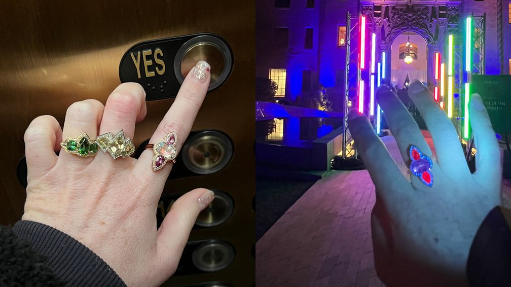 Кольцо Eloise («Элоиза») (на фото слева на указательном пальце) из 18-каратного розового золота украшено двумя розовыми сапфирами, радужным лунным камнем из Мадагаскара и бриллиантовыми вставками, которые флуоресцируют под ультрафиолетовым светом, как показано на фото справа Кольцо Eloise («Элоиза») (на фото слева на указательном пальце) из 18-каратного розового золота украшено двумя розовыми сапфирами, радужным лунным камнем из Мадагаскара и бриллиантовыми вставками, которые флуоресцируют под ультрафиолетовым светом, как показано на фото справа