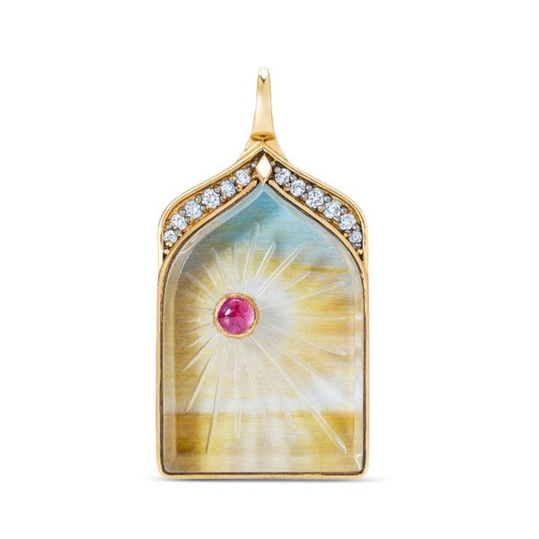 Кулон Inayat из 18-каратного желтого золота с перламутровыми вставками, горным хрусталем 6,5 карата, рубином 0,5 карата и бриллиантами 0,09 карата