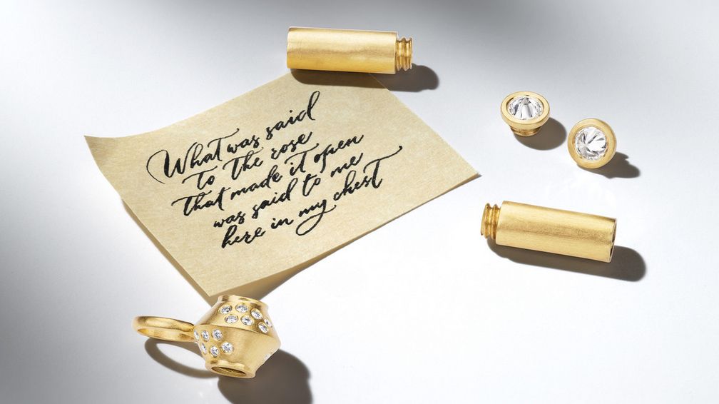 Внутри модульного кулона Scroll находится послание, написанное каллиграфическим почерком на бумаге васи