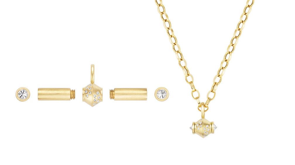 Компоненты кулона из 18-каратного желтого золота отвинчиваются, и его можно носить разными способами. Справа показана подвеска с наконечниками, инкрустированными бриллиантами, привинченными непосредственно к центру, без матовых золотых трубок