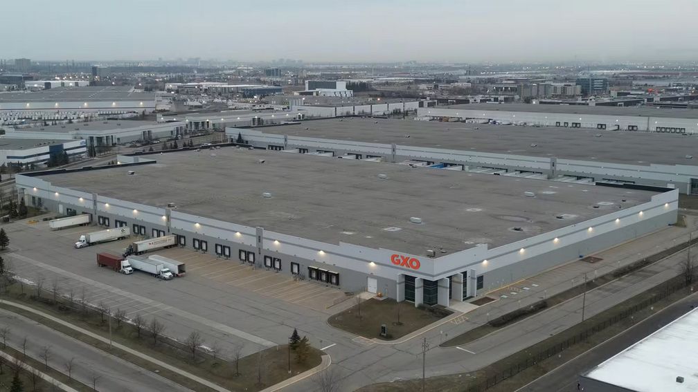 Компания Pandora открыла новый распределительный центр площадью около тысячи квадратных метров в Миссиссоге, Онтарио. Изображение: GXO Logistics, Lapse Productions